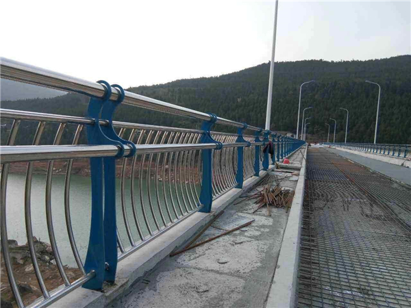 玉溪不锈钢桥梁护栏的特点及其在桥梁安全中的重要作用