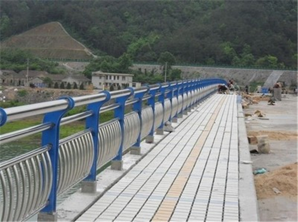 玉溪不锈钢桥梁护栏的特性及其在现代建筑中的应用